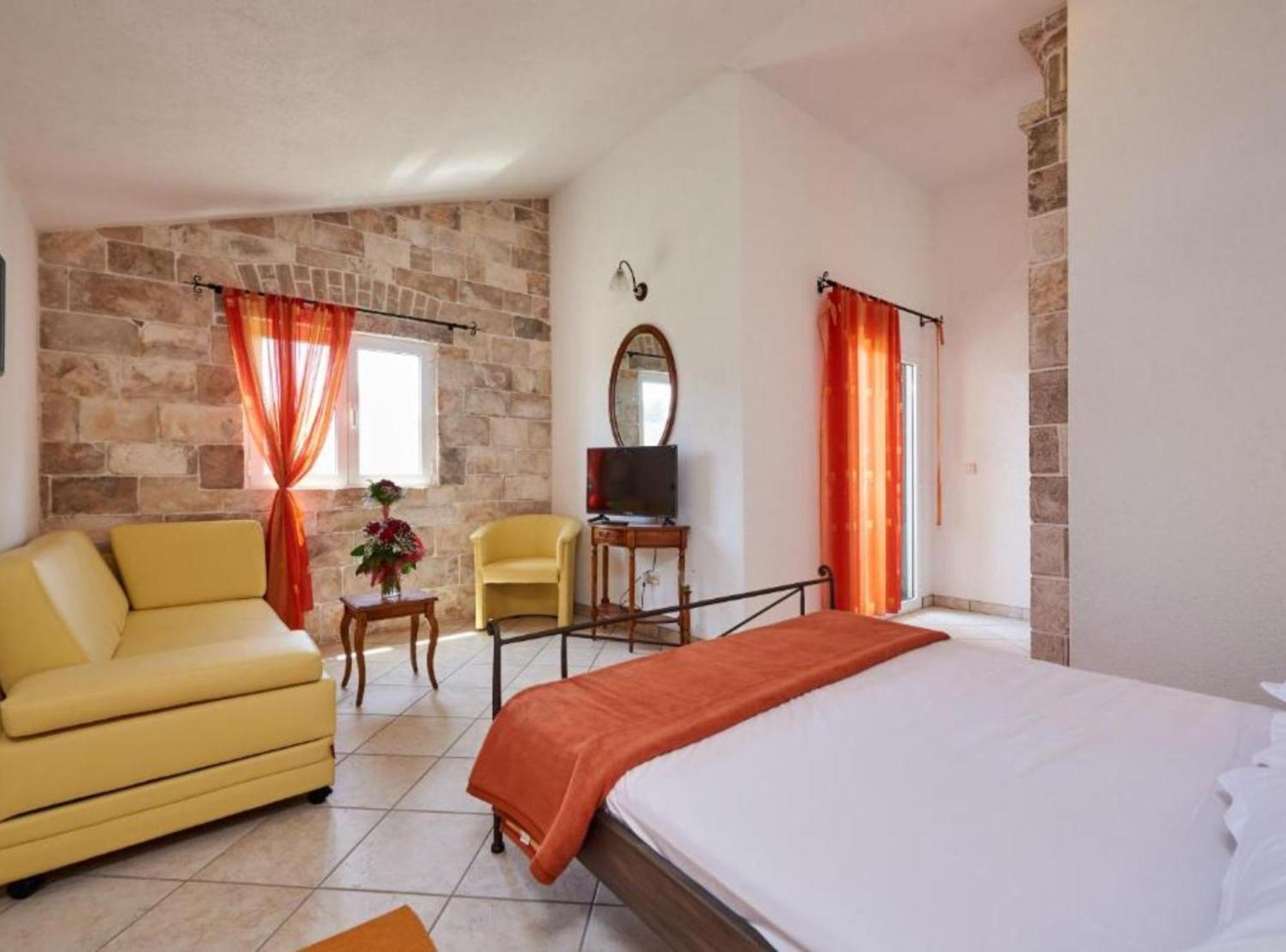 Krknjasi Hotel Veliki Drvenik Kültér fotó
