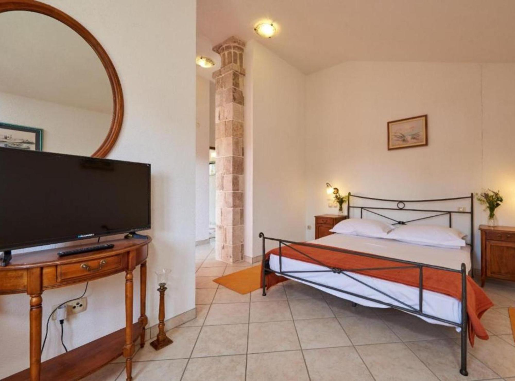 Krknjasi Hotel Veliki Drvenik Kültér fotó